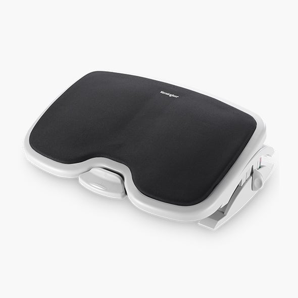 Repose-pieds ergonomiques avec un gros plan du repose-pieds Kensington SoleMate™ Comfort avec système SmartFit®.