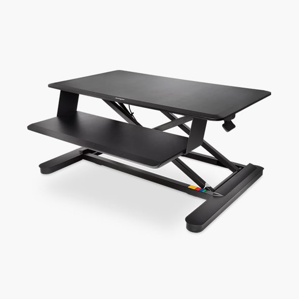 Ergonomiske hev/senk-bord med et nærbilde av Kensington SmartFit®-arbeidsbord for å sitte eller stå.