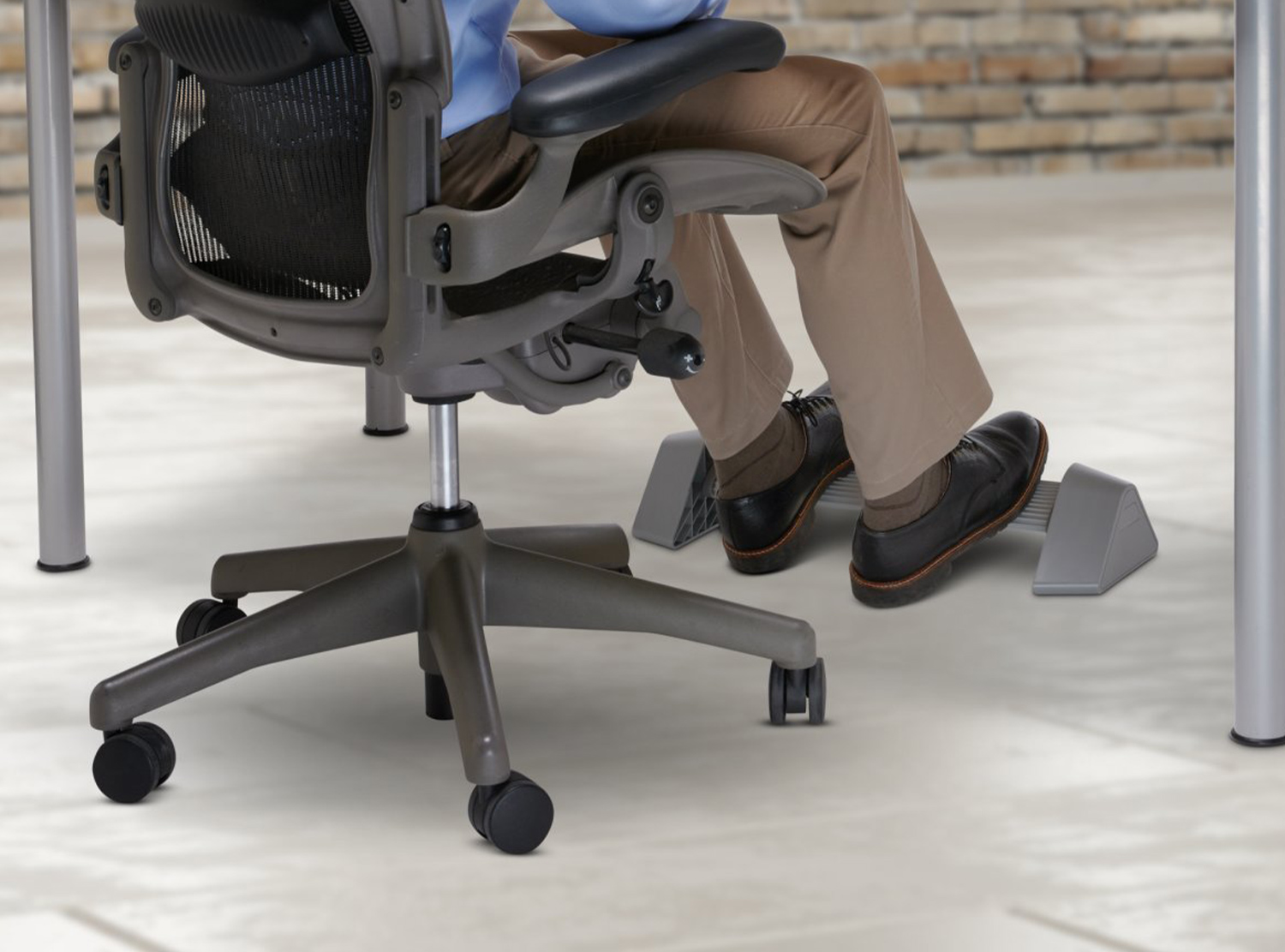 Three Benefits of Using an Under Desk Foot Hammock
