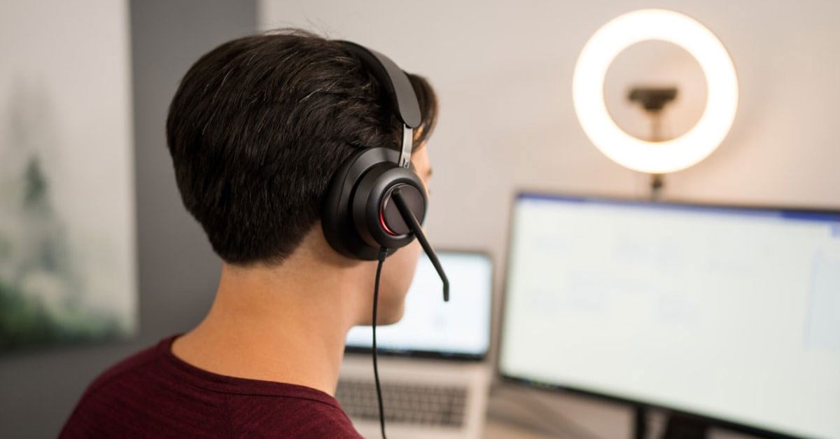 Os desafios de não ter um headset profissional para trabalhar.