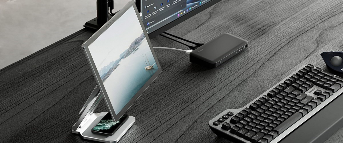 Ergonomischer Arbeitsplatz mit Kensington Elevated Stand und Surface Docking Station.