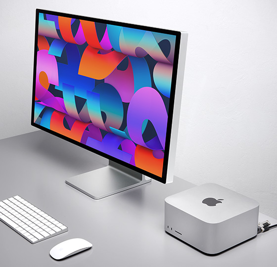 现代工作空间，展示 Mac Studio 配备肯辛通 Kensington Mac Studio 专用锁定套件以确保设备安全。