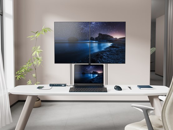 Poste de travail moderne présentant la station d’accueil Kensington SD4790P USB-C® 4K avec une alimentation de 100 W connectée à un moniteur externe HD.