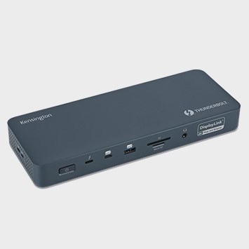 Gros plan de la station d’accueil Kensington SD5900T EQ Thunderbolt™ 4 pour quatre moniteurs 4K 40 Gb/s avec technologie DisplayLink®, alimentation jusqu’à 100 W connectée à un MacBook Pro.