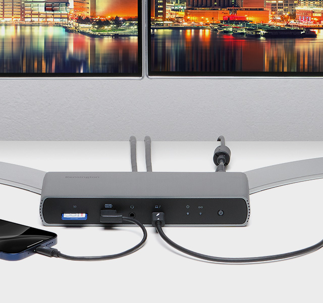 肯辛通 Kensington MagPro™ Elite 系列磁吸式防窥屏安装到 MacBook Pro 上的特写镜头。