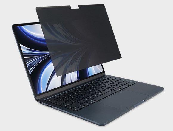 MacBook med Kensington MagPro™ Elite magnetisk sekretesskärm.