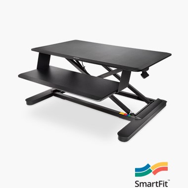 Ergonomiset seisomapöydät ja lähikuva Kensington SmartFit® Sit/Stand pöydästä.