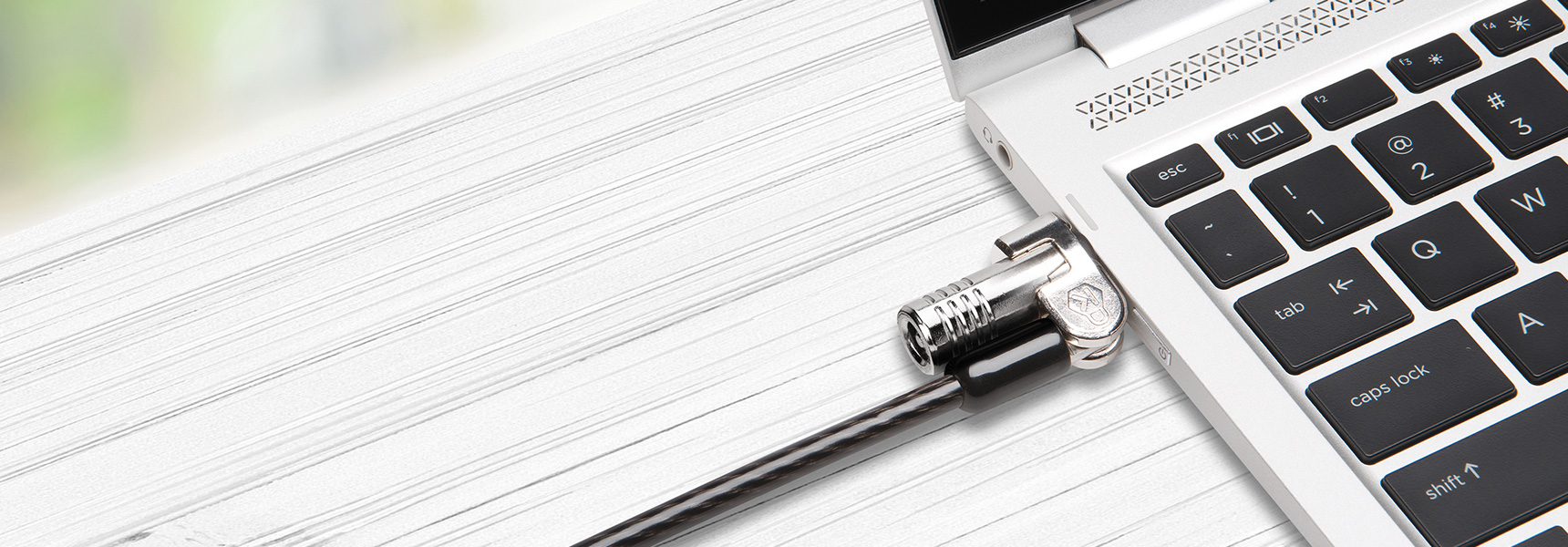 Kensington NanoSaver branché sur un ordinateur portable.