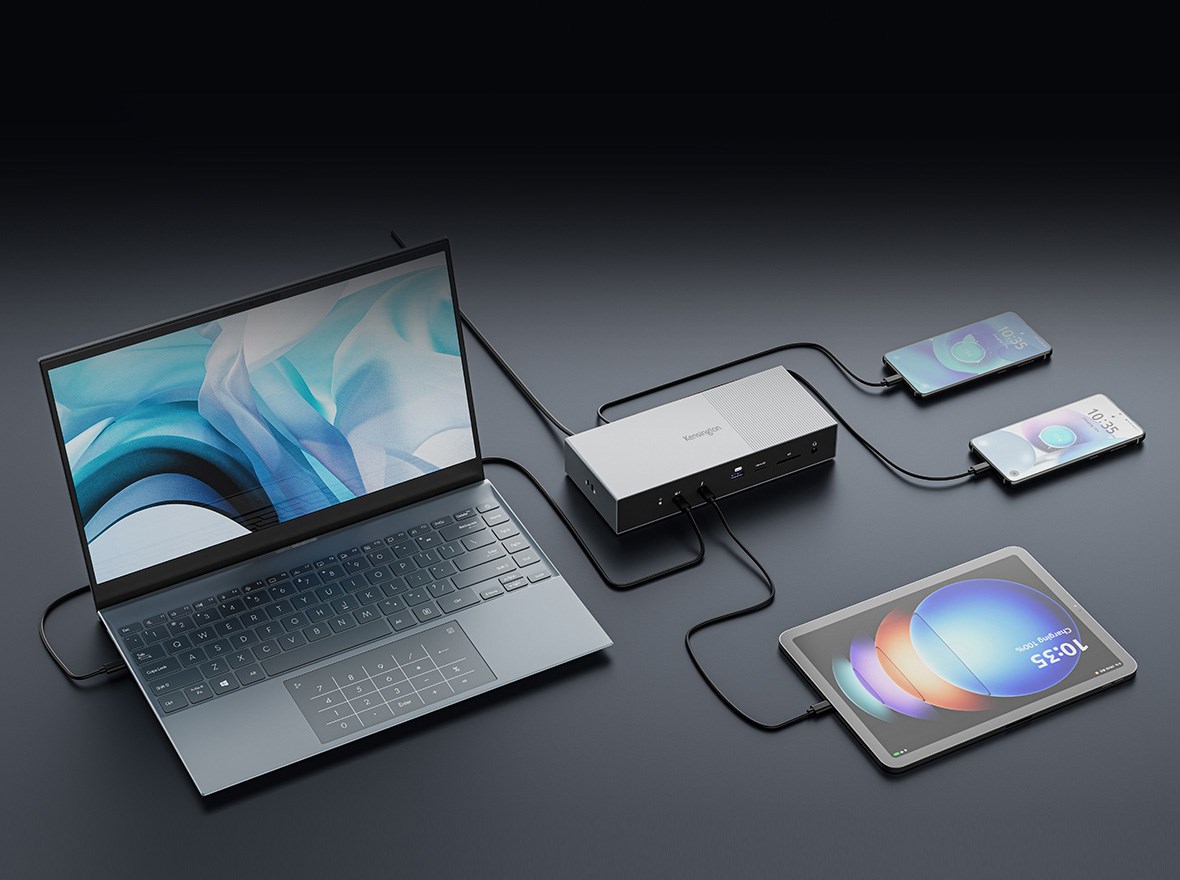 En laptop med Thunderbolt-teknik, en Kensington SD5000T5 EQ Thunderbolt 5 dockningsstation och olika anslutna enheter, inklusive en surfplatta och två smartphones.