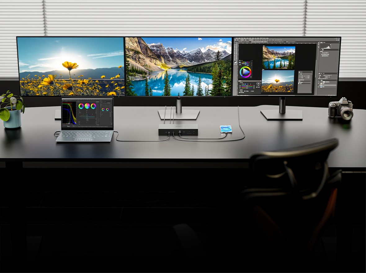 En professionel opsætning med flere skærme, udstyret med tre 4K-skærme, en bærbar computer, en tablet, et kamera og en Kensington SD5000T5 EQ Thunderbolt 5-dockingstation. 