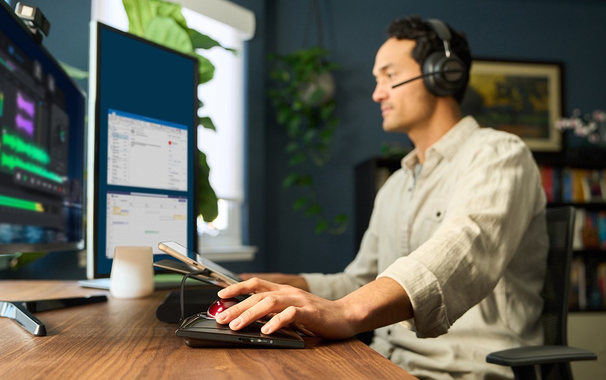 Homme travaillant dans un café en utilisant le trackball Slimblade Pro.