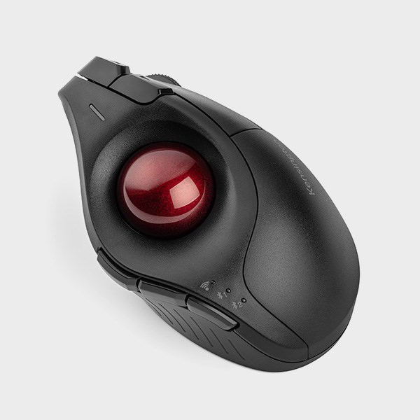 Pro Fit Ergo Vertical trackball med ledning på hvid baggrund.